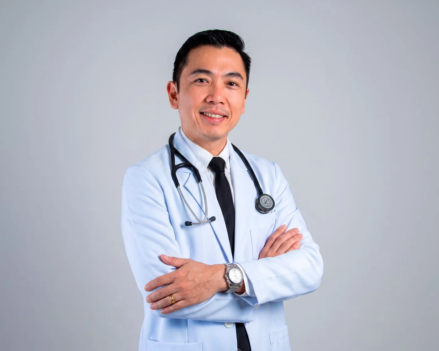 Médica sorrindo durante atendimento pelo celular